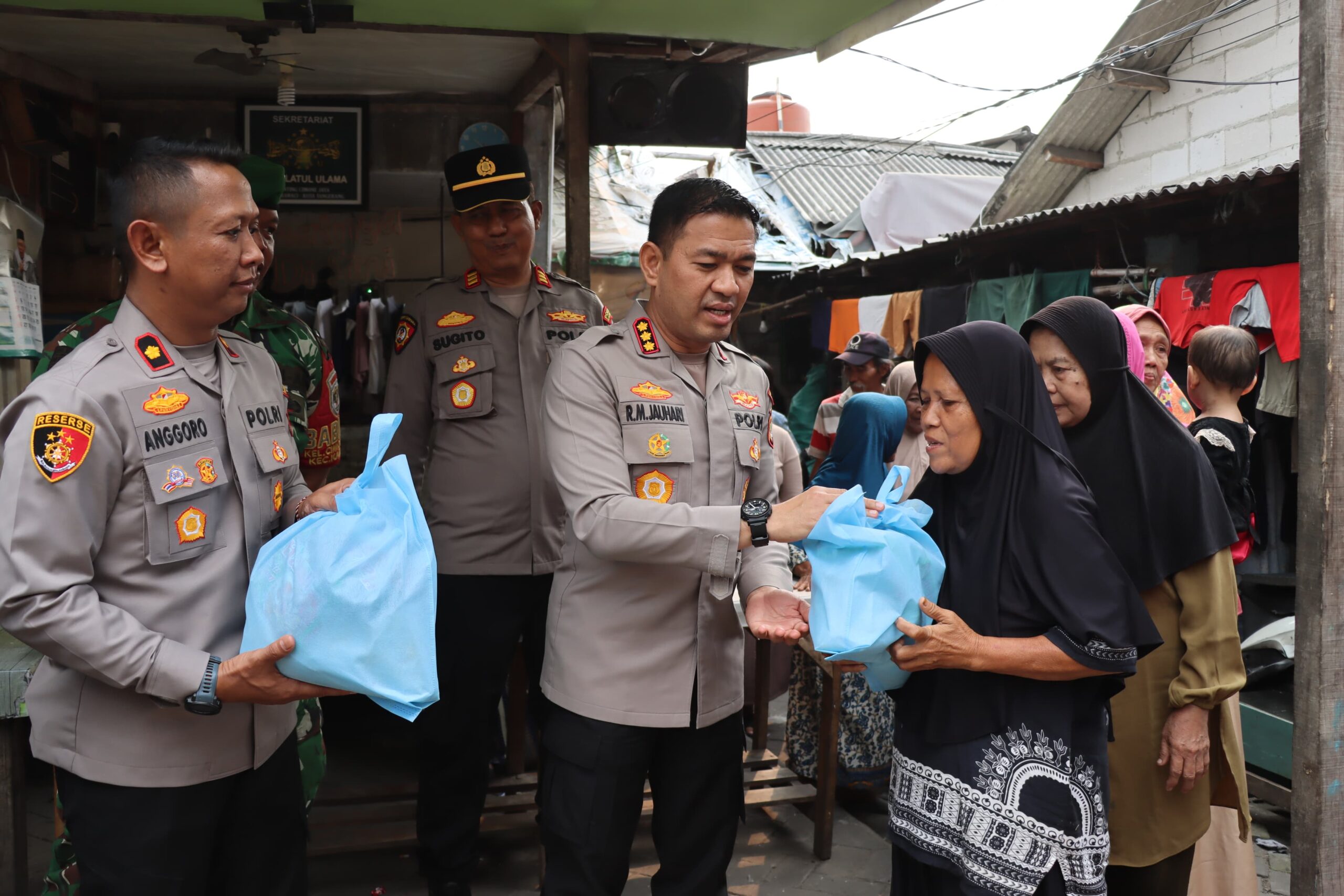 Kapolres Metro Tangerang Kota Sambangi Kawasan Slum Area Cimone Jaya, Bagikan Sembako dan Ajak Warga Jaga Kamtibmas