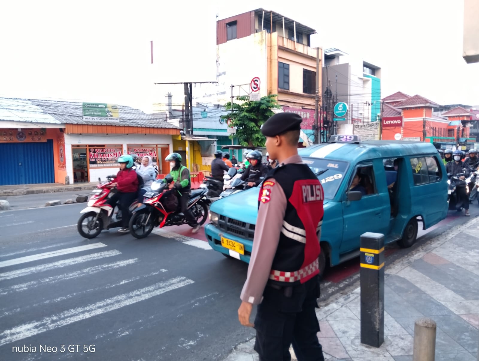 Urai Kepadatan Pagi, Personel Detasemen Perintis Korsabhara Baharkam Polri Gelar Pengaturan Lalu Lintas di Titik Krusial