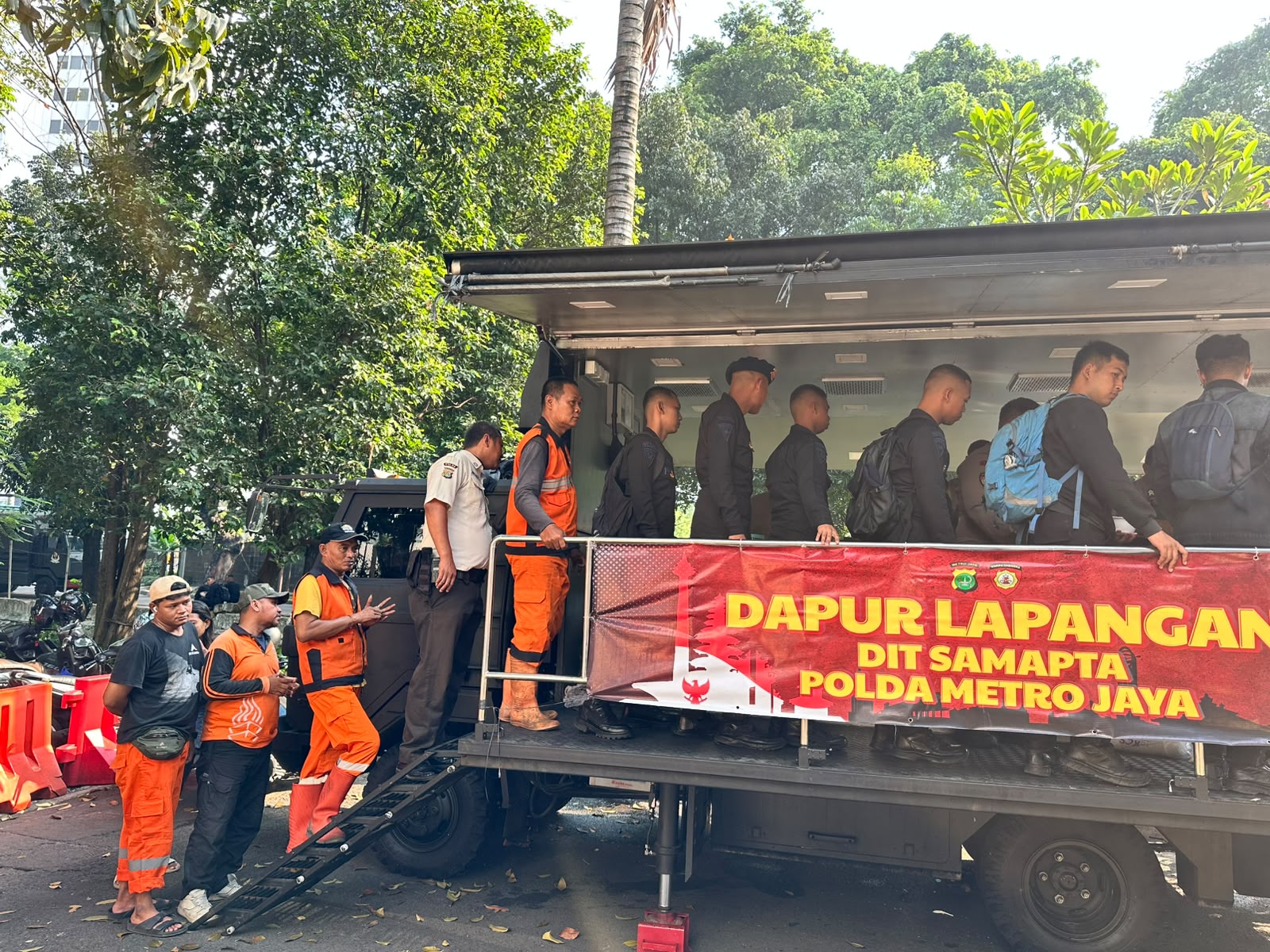 Dit Samapta PMJ mendistribusi Makanan Bentuk Dukungan Moril bagi Personel Pengamanan diseputar HI Jakpus