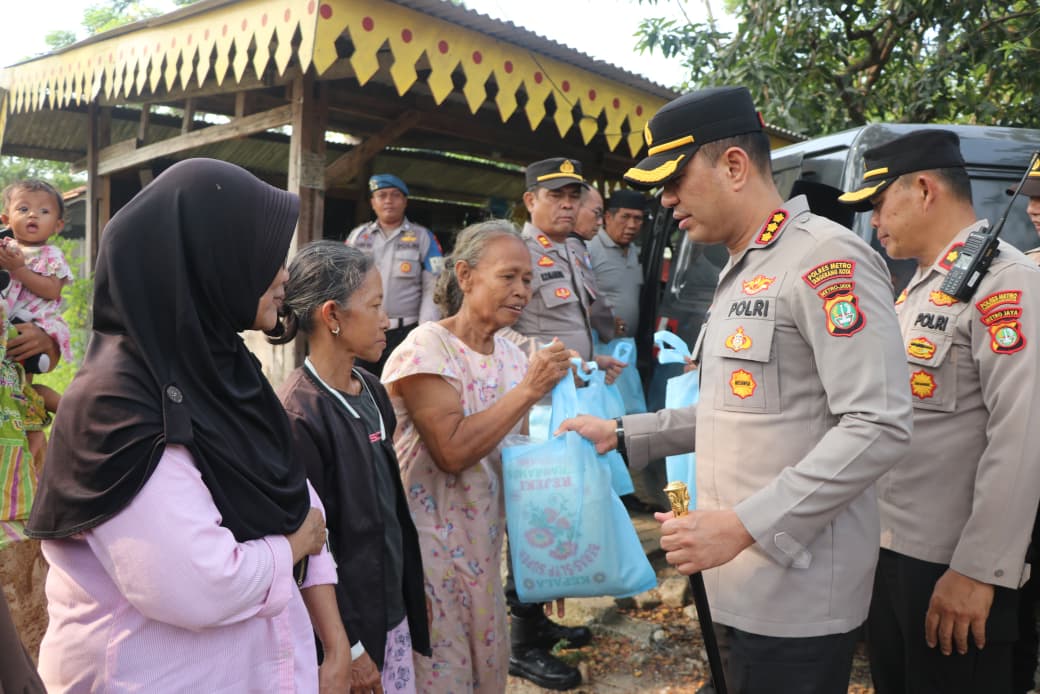 Datangi Permukiman Warga Di Poris Gaga, Kapolres Bagikan Bansos Dan Ajak Masyarakat Jaga Kamtibmas