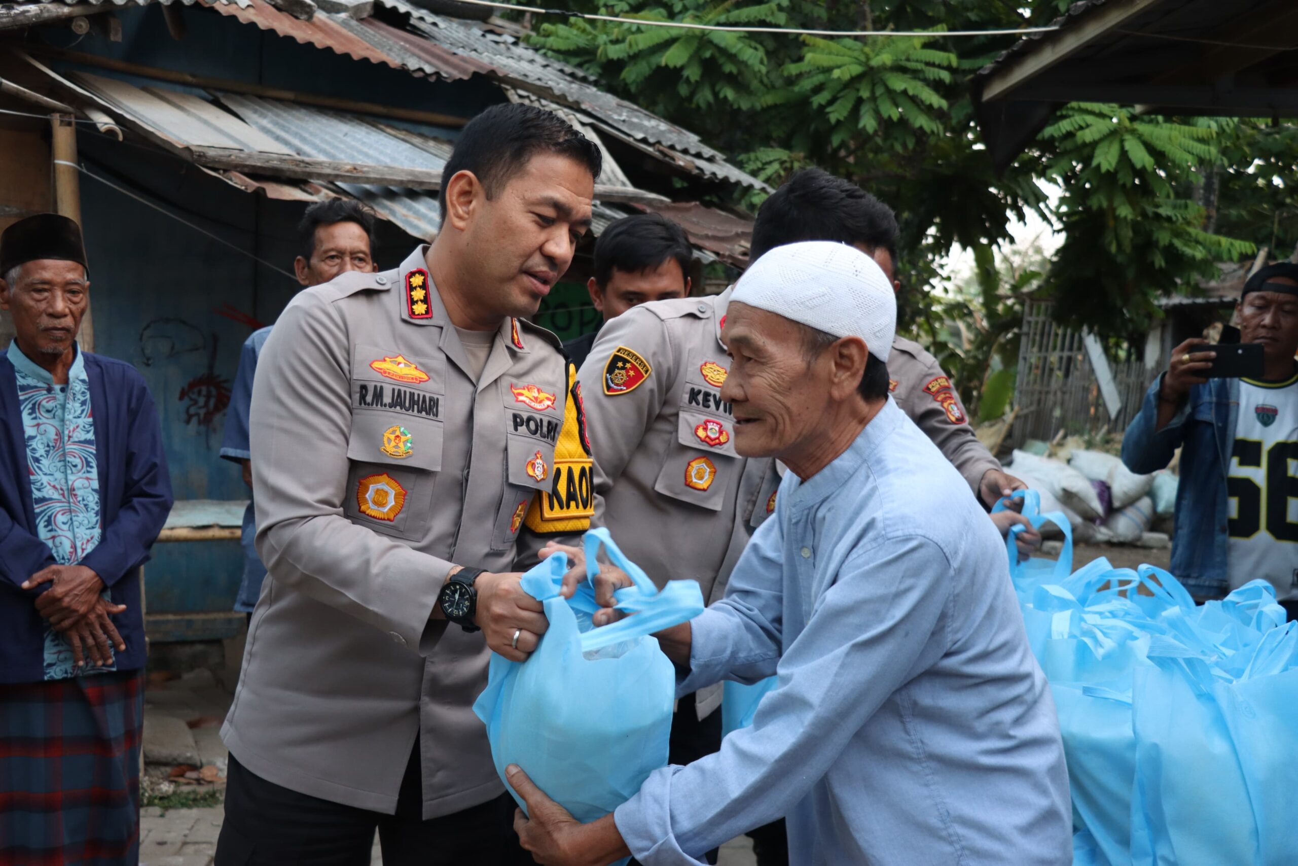 Jaga Jakarta On The Spot di Teluknaga, Kapolres Ajak Warga Jaga Kamtibmas dan Bagikan Bantuan Sosial
