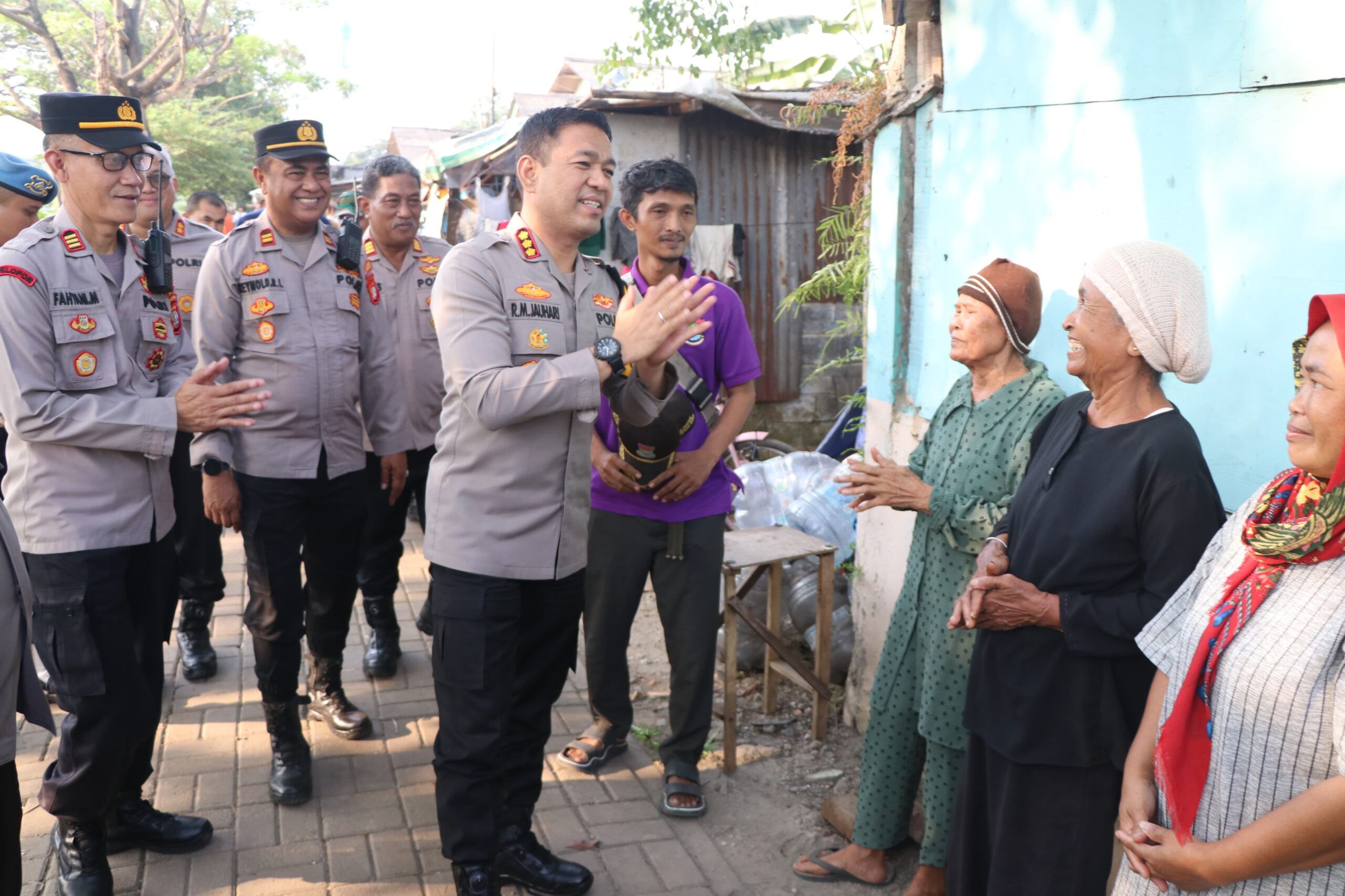 Jaga Jakarta+ Menyentuh Warga, Kapolres Metro Tangerang Kota Bagikan Bantuan Sembako di Kampung Bayur