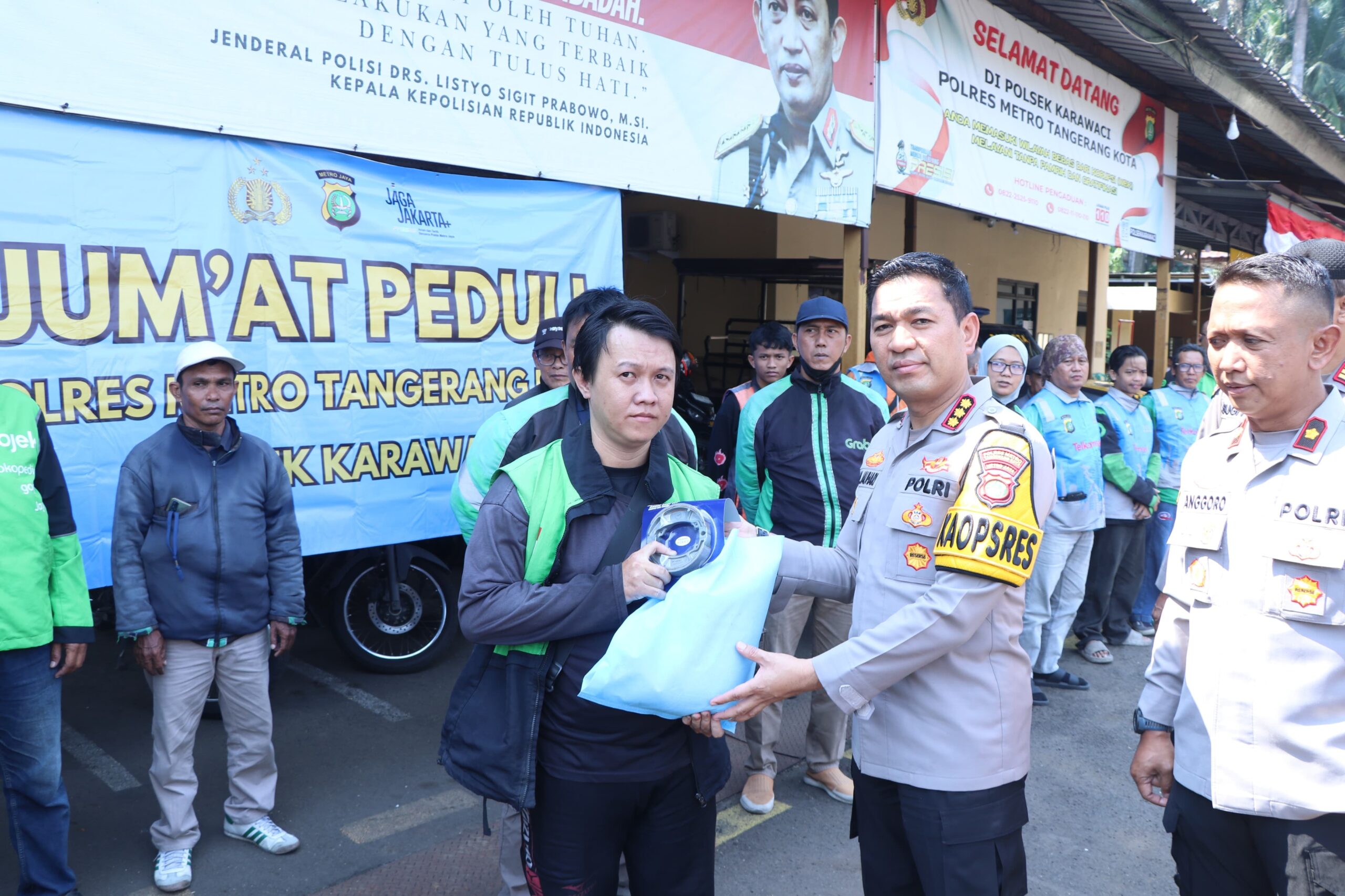 Kapolres Metro Tangerang Kota Salurkan Bantuan Sembako untuk Pengemudi Ojol dan Warga Lewat Program Jumat Peduli