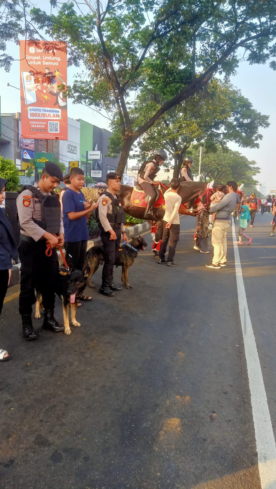 Aksi Humanis Ditpolsatwa Polri Hibur Warga di CFD Margonda, Anak-Anak Antusias Foto bareng Turangga dan K9