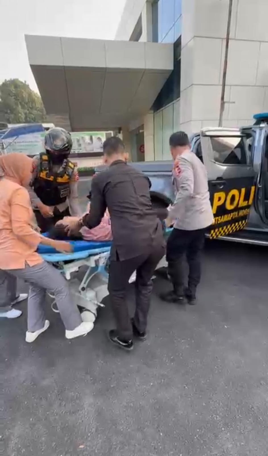 Seorang Wanita Paruh Baya Terkapar Akibat Laka Lantas, Beruntung Mobil Patroli Perintis Presisi Melintas
