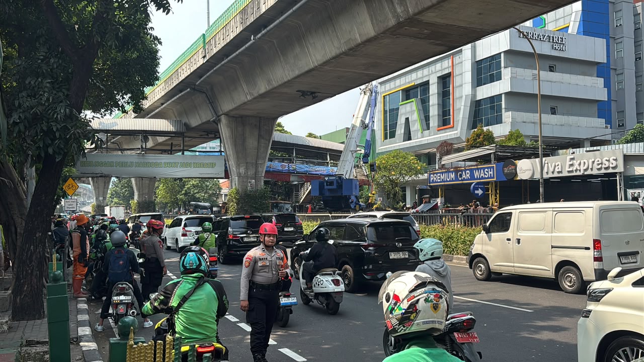 POLDA METRO JAYA EVAKUASI JPO ROBOH DI JALAN KAPTEN TENDEAN, TIDAK ADA KORBAN JIWA