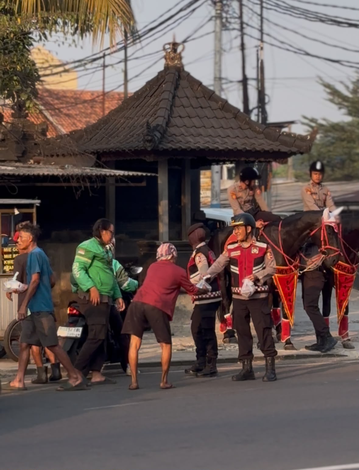 Berbagi Kebaikan, Ditpolsatwa Korsabhara Baharkam Polri Gelar Jumat Berkah di Pura Kelapadua Depok