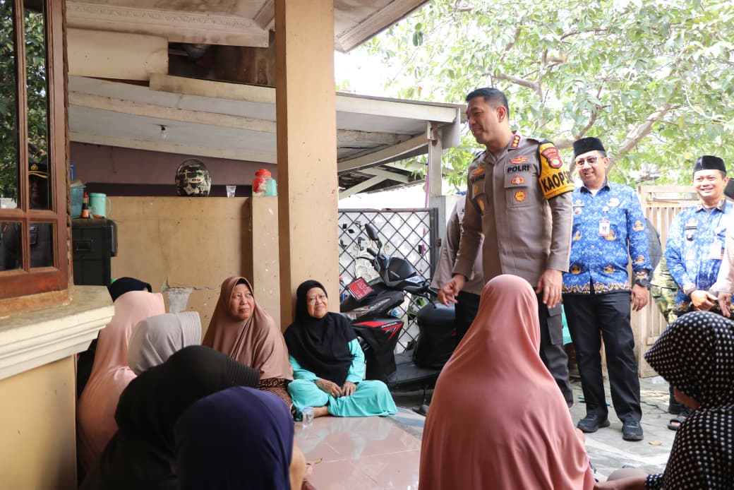 Blusukan Ke Slum Area, Kapolres Metro Tangerang Kota Bagikan Sembako Dan Ajak Warga Jaga Kamtibmas