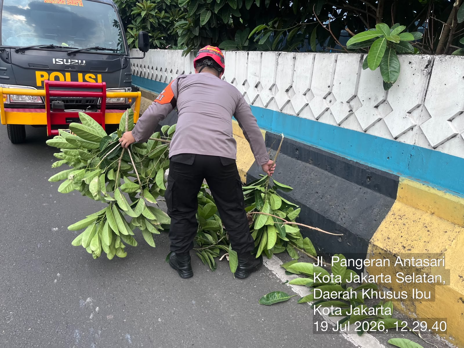 Cegah Potensi Bahaya, DitSamapta PMJ Lakukan Pemangkasan Ranting Pohon di Jalan Layang Antasari