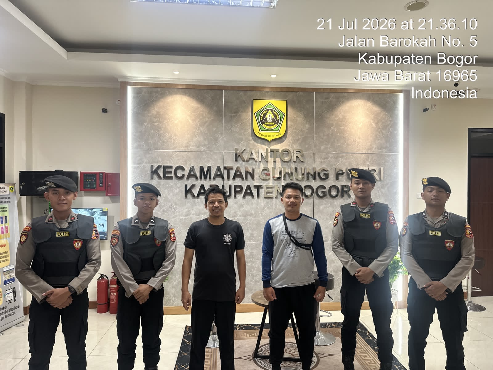 Tingkatkan Keamanan Malam Hari, Ditsamapta Korsabhara Baharkam Polri Gelar Patroli Dialogis dan Salurkan Sembako di Gunung Putri