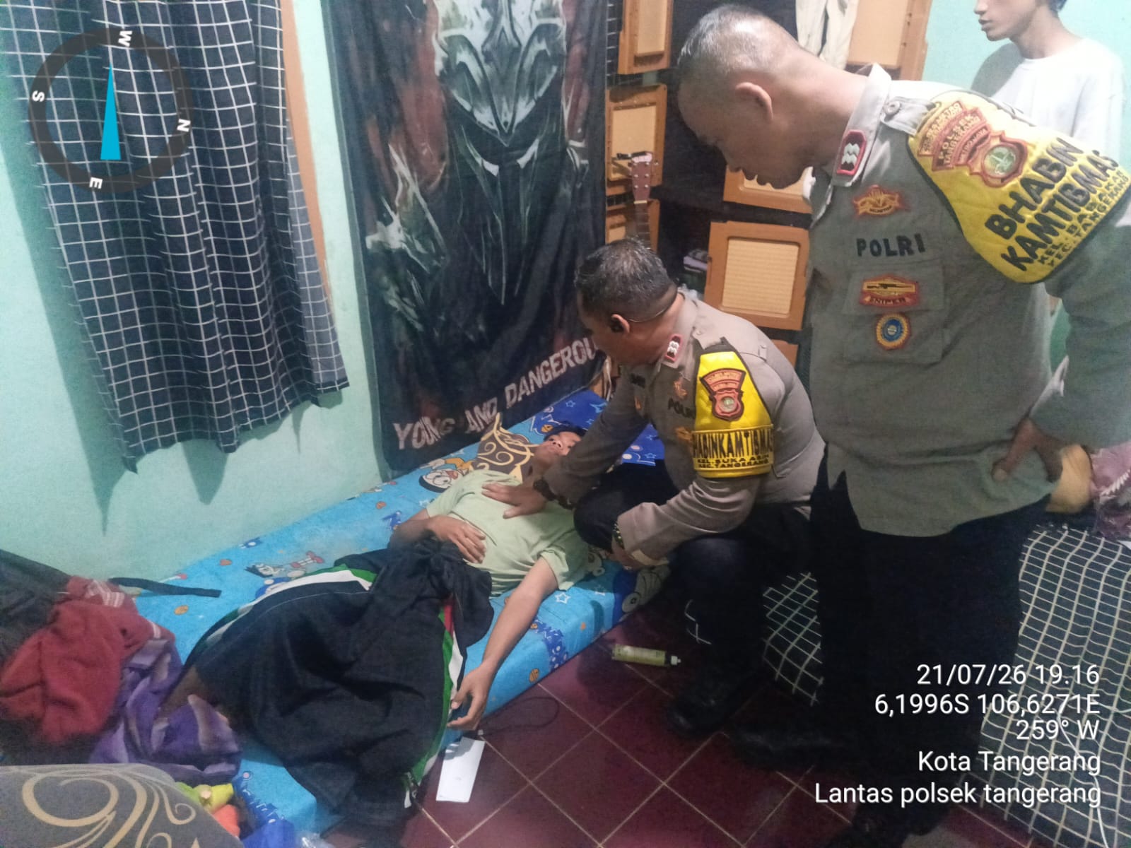 Respon Cepat Laporan Call Center 110, Polsek Tangerang Pastikan Kondisi Warga yang Tak Sadarkan Diri