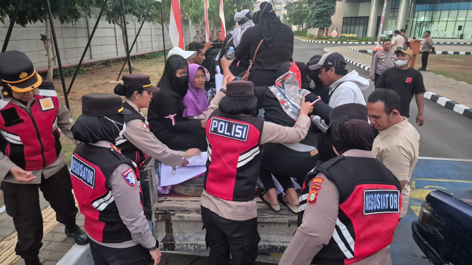 Humanis dan Persuasif, Polwan Layani Aksi Unjuk Rasa di Polres Metro Tangerang Kota