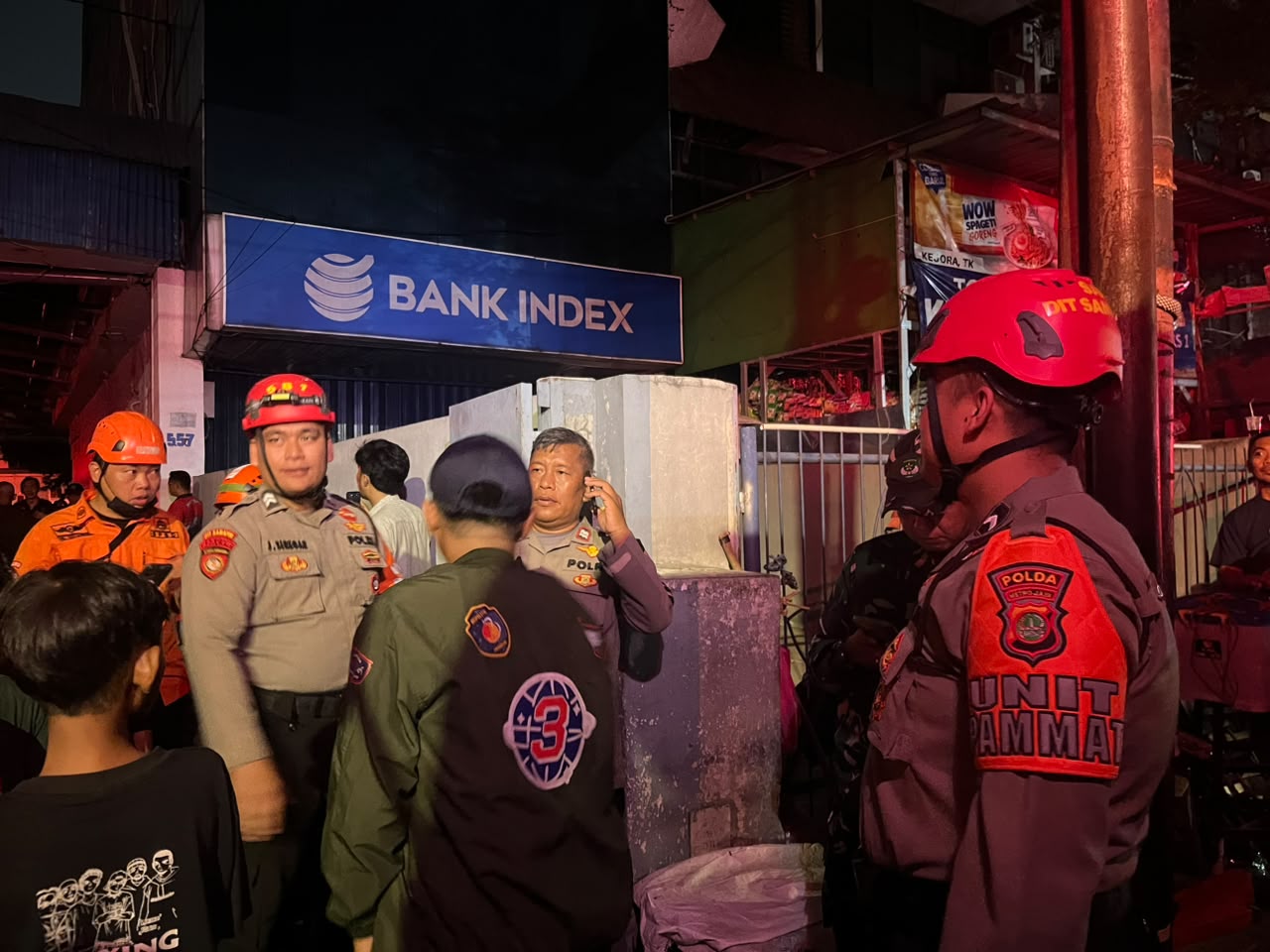 Personel Sie Pammat Dit Samapta PMJ Laksanakan Evakuasi dan Pengamanan Kebakaran Gudang PT. Metiska Internasional Trading di Kebayoran Lama
