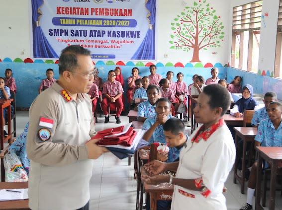 Satgas Ops Damai Cartenz Salurkan Bantuan Seragam Sekolah dan Berikan Edukasi Bahaya Narkoba dan Bijak Bermedia Sosial kepada Pelajar di Sarmi