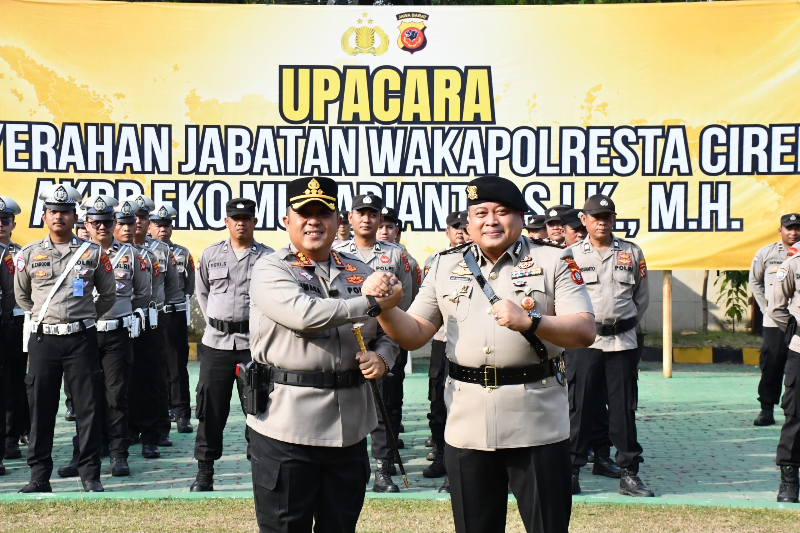 ​Penuh Haru dan Kekeluargaan, Polresta Cirebon Gelar Upacara Penyerahan Jabatan dan Pelepasan AKBP Eko Munarianto