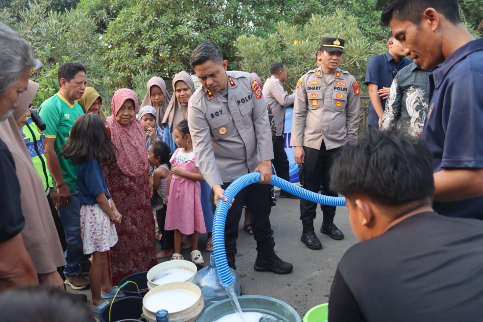Polres Tangsel Salurkan Air Bersih untuk Warga Terdampak Kekeringan di Kranggan