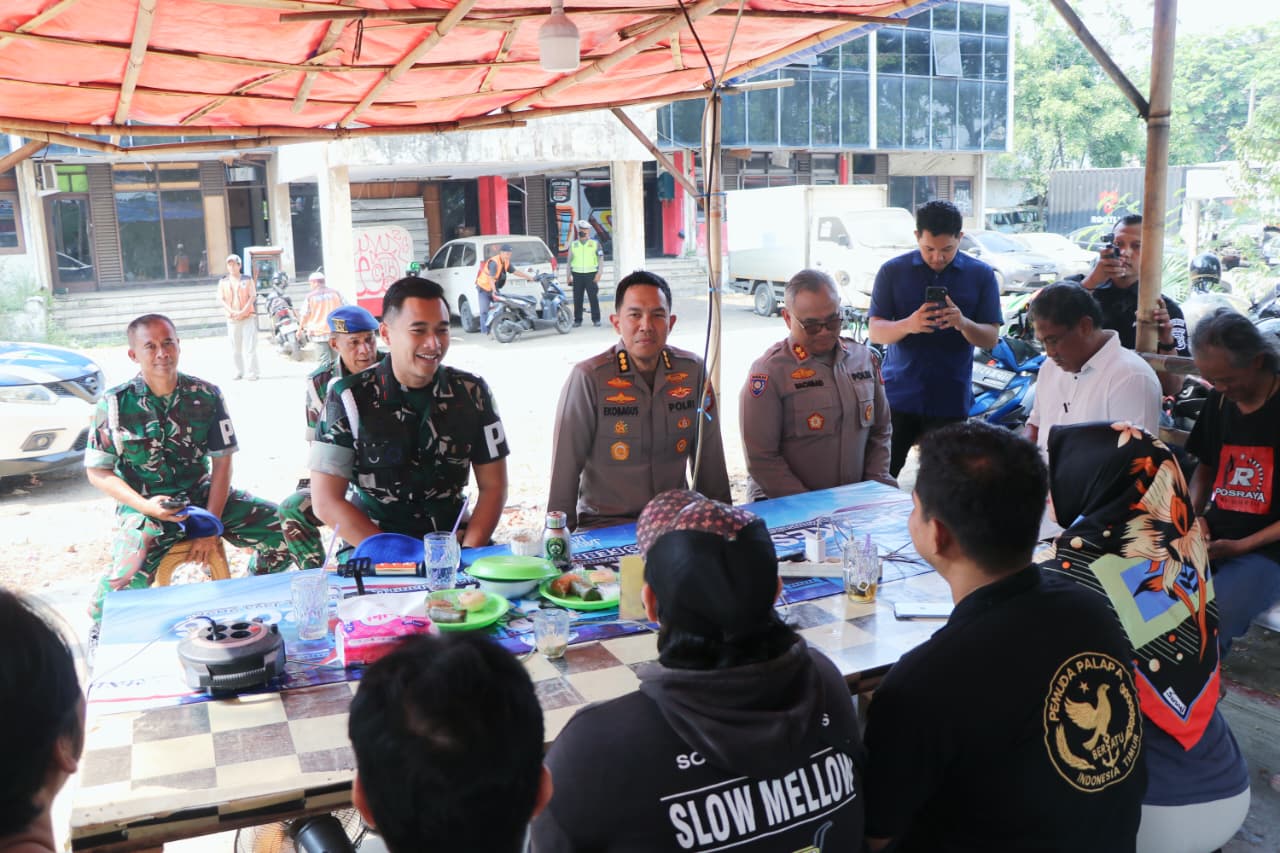 Sambangi Ojol Di Kota Tangerang, Polisi Dan Denpom Bagikan Sembako
