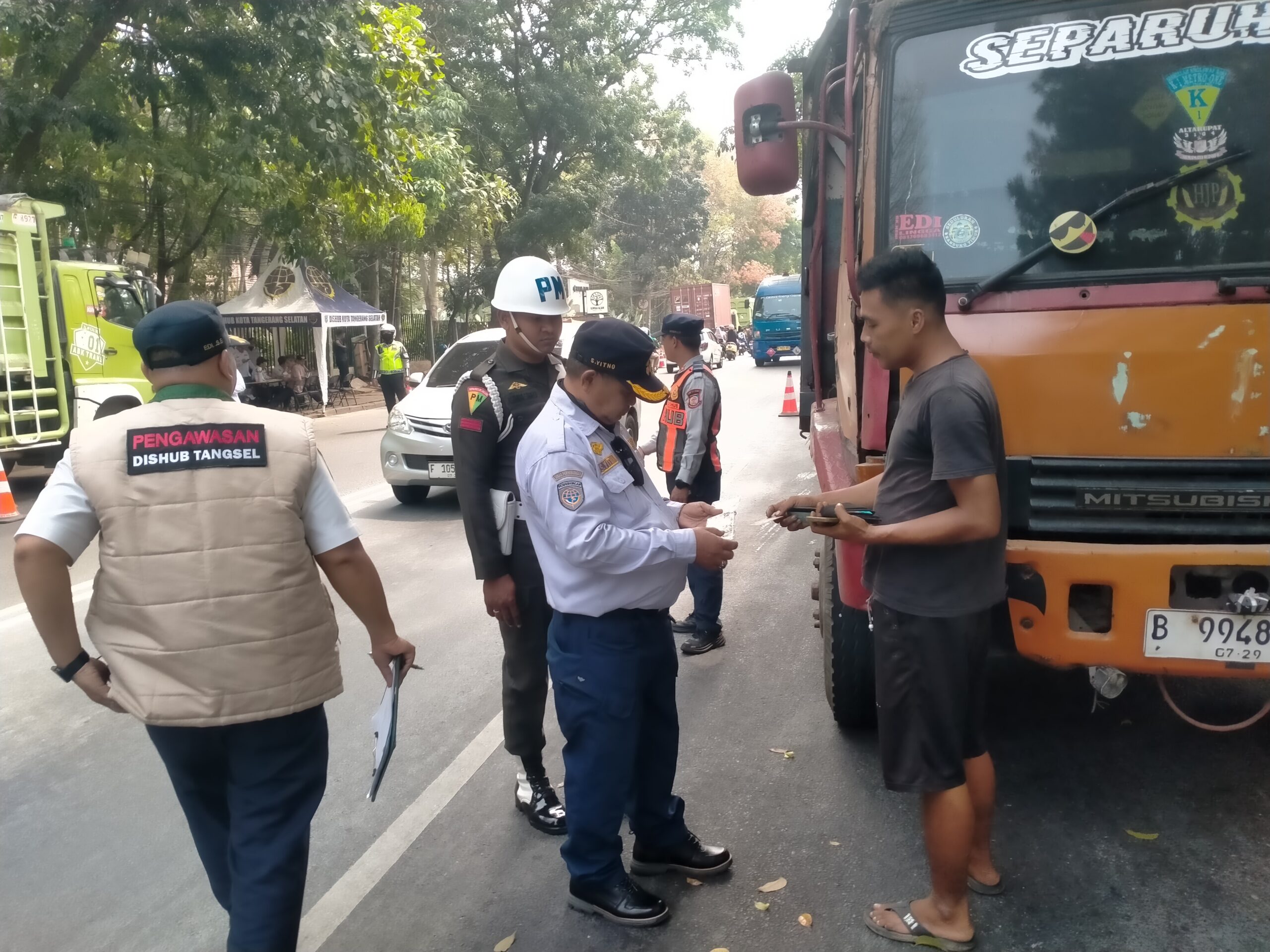 Oprasi Gabungan Dinas Perhubungan Bersama TNI Dan Polri Menertibkan Kendaraan Besar
