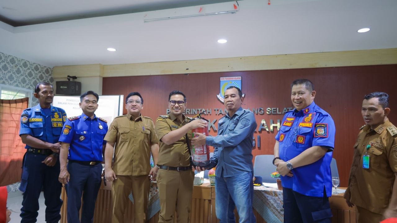 Pilar Serahkan Bantuan Peralatan untuk Redkar, Perkuat Kesiapsiagaan Kebakaran di Tangsel