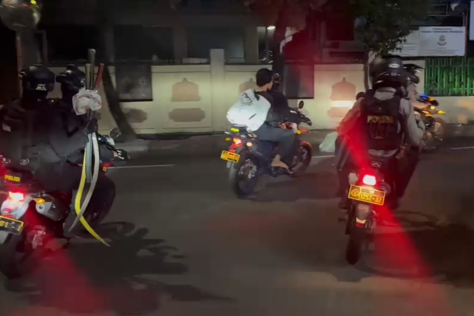 Brimob Polda Metro Jaya Amankan Lima Pelaku Tawuran Bersenjata di Jakarta Timur