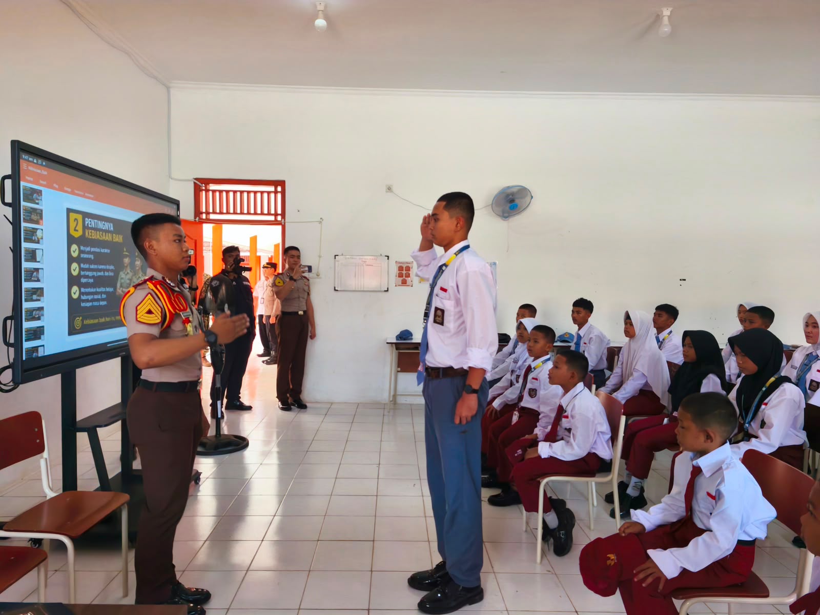 Polri Kerahkan 372 Taruna Akpol Dampingi Siswa di 73 Sekolah Rakyat Bersama Taruna Akademi TNI