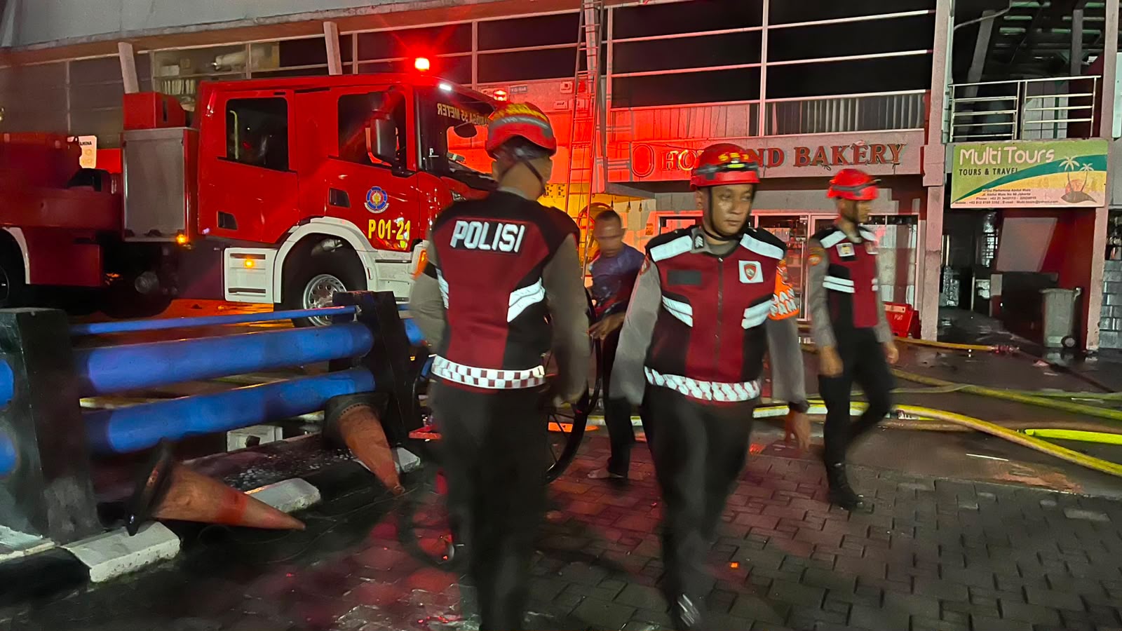 Dit Samapta Polda Metro Jaya Kerahkan Personel Bantu Tangani Kebakaran Gedung Bapenda