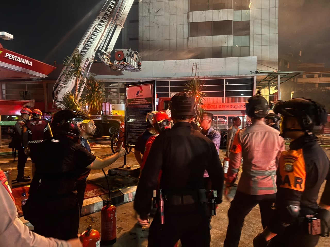 Brimob Polda Metro Jaya Bantu Penanganan Kebakaran Gedung Bapenda DKI