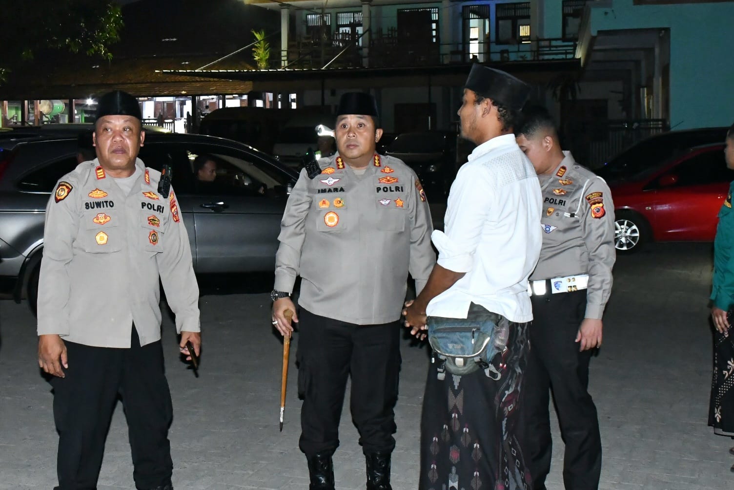 Kapolresta Cirebon Takziah ke Rumah Duka Sesepuh Pondok Buntet Pesantren Almarhum KH. Hasanuddin Kriyani