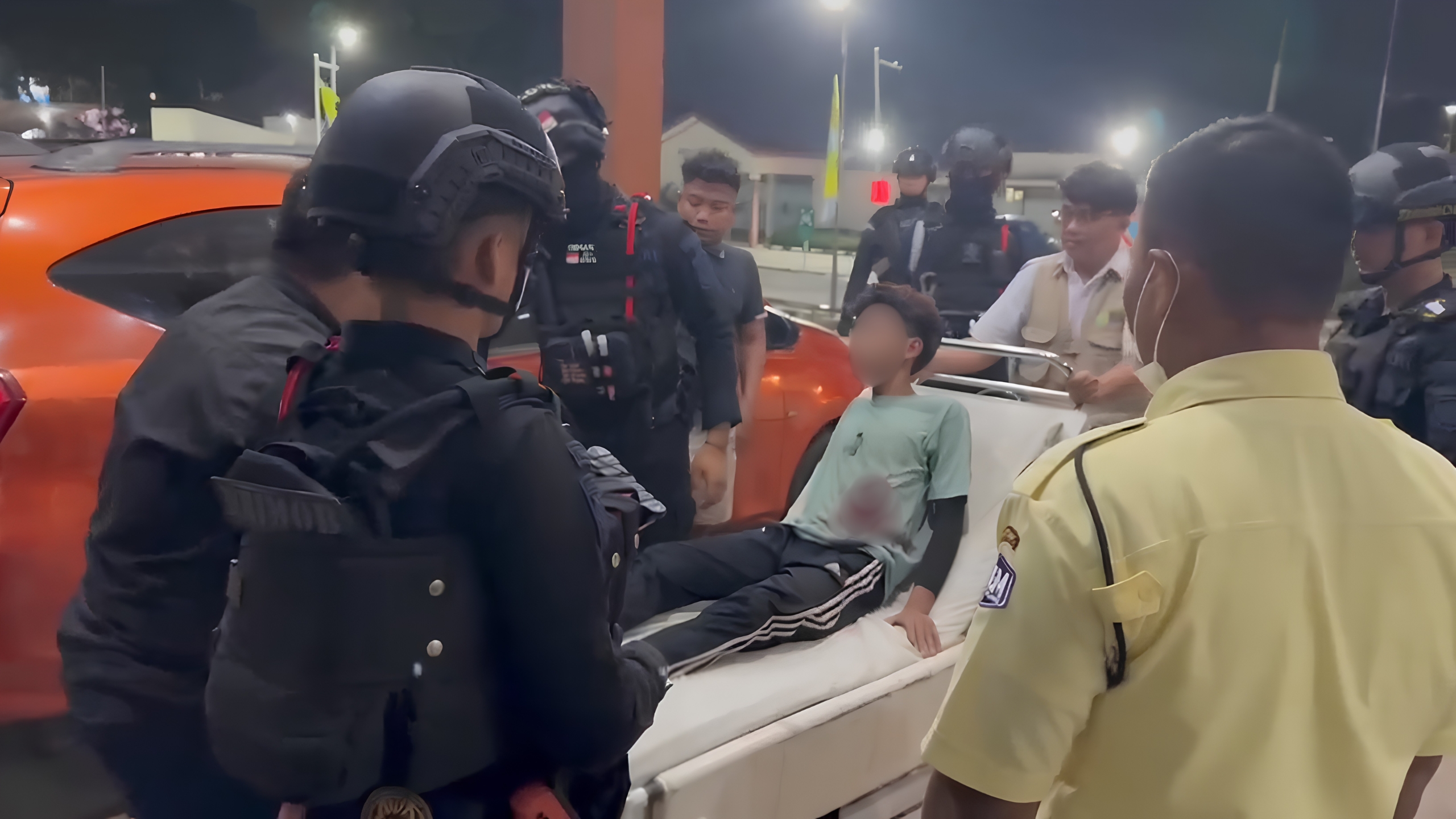 Patroli Dini Hari, Brimob Polda Metro Jaya Evakuasi Remaja Korban Penusukan di Tangerang