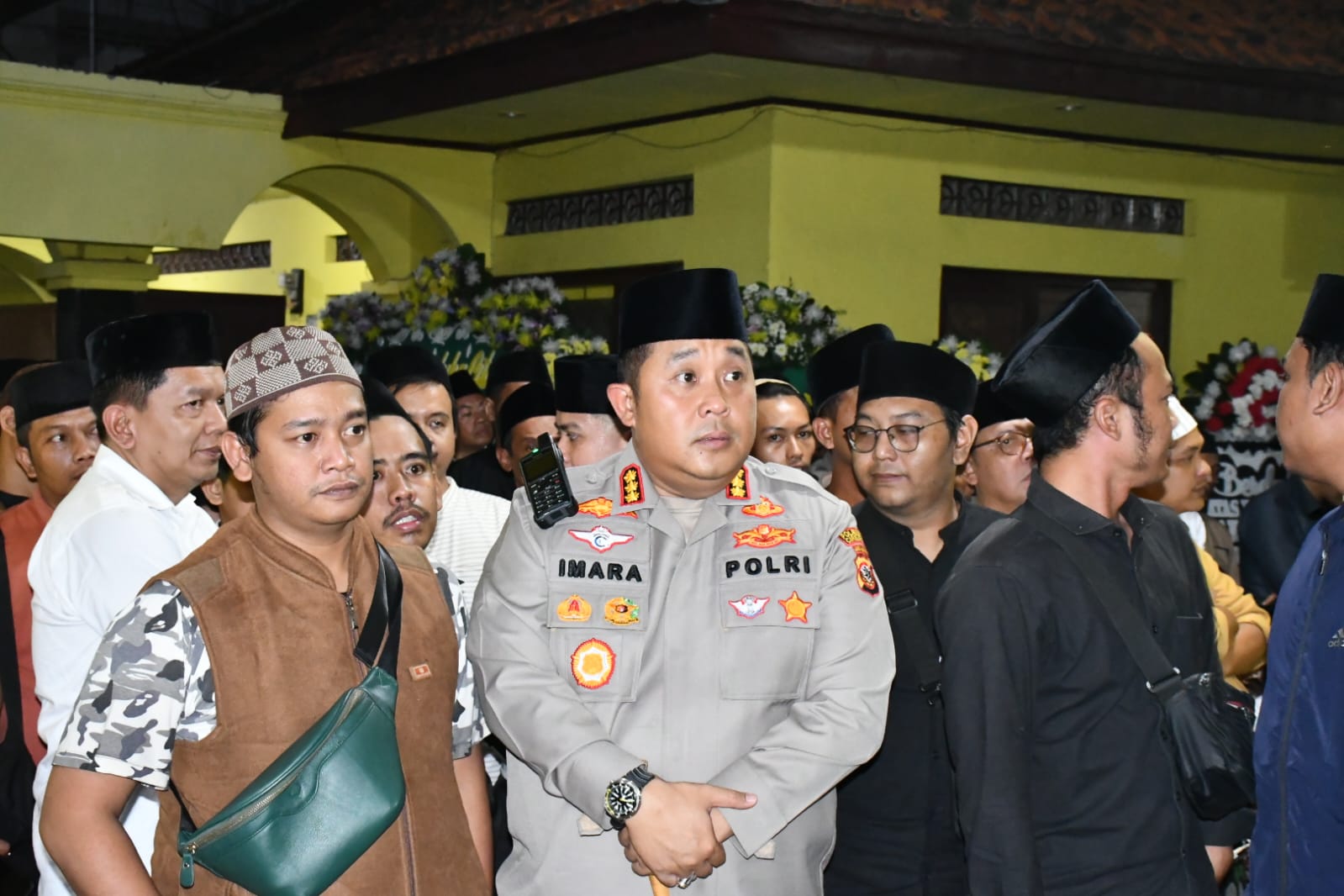 Kapolresta Cirebon Takziah ke Rumah Duka Sesepuh Pondok Buntet Pesantren Almarhum KH. Hasanuddin Kriyani