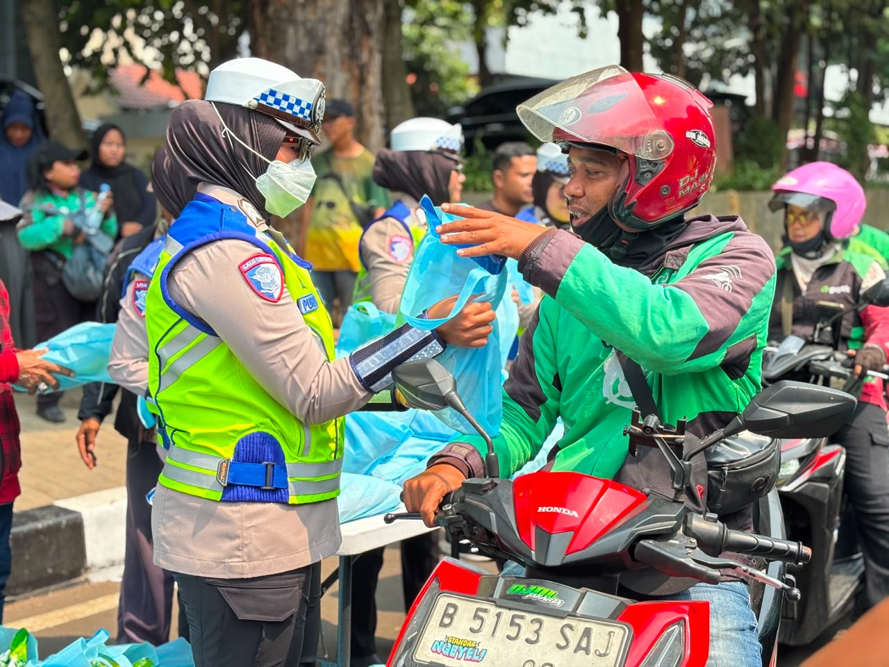 Jumat Peduli, Polda Metro Jaya Pererat Silaturahmi dengan Pengemudi Ojol