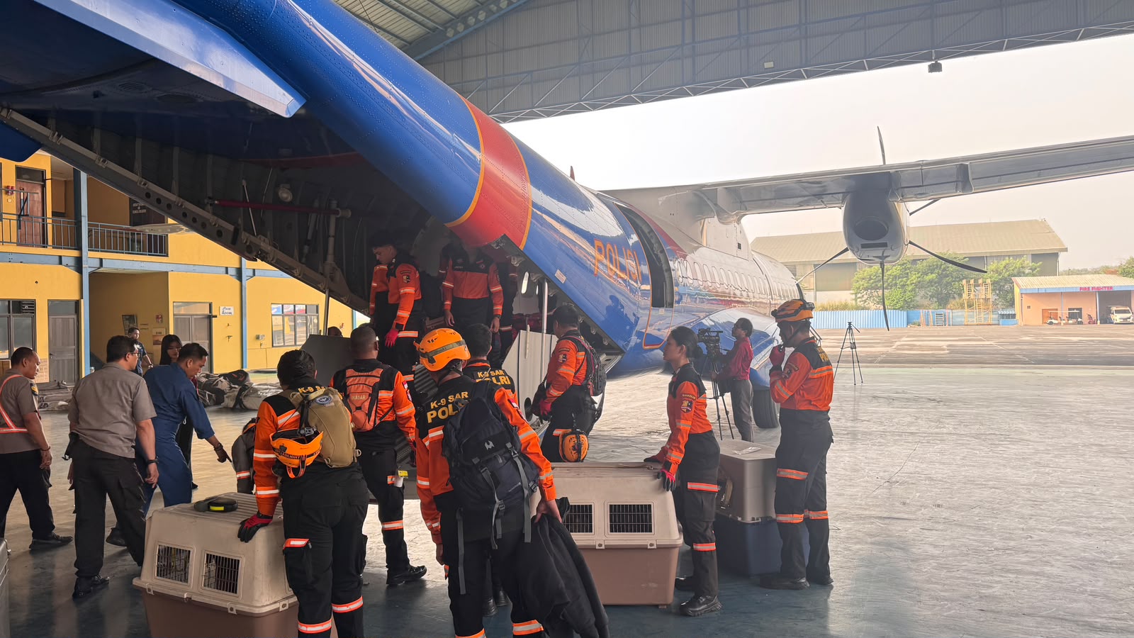 Terus Bergerak Cepat, Polri Kembali Kirim K9, Obat-obatan dan 3,4 Ton Bantuan ke NTT