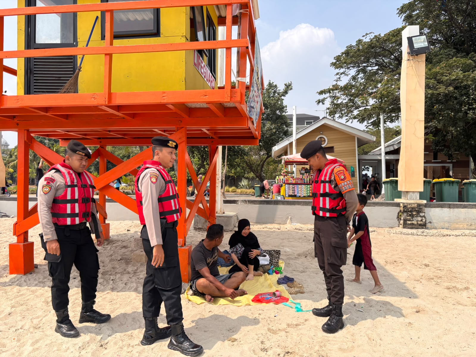Dit Samapta PMJ Tingkatkan Patroli Dialogis Harkamtibmas di Kawasan Pantai Ancol