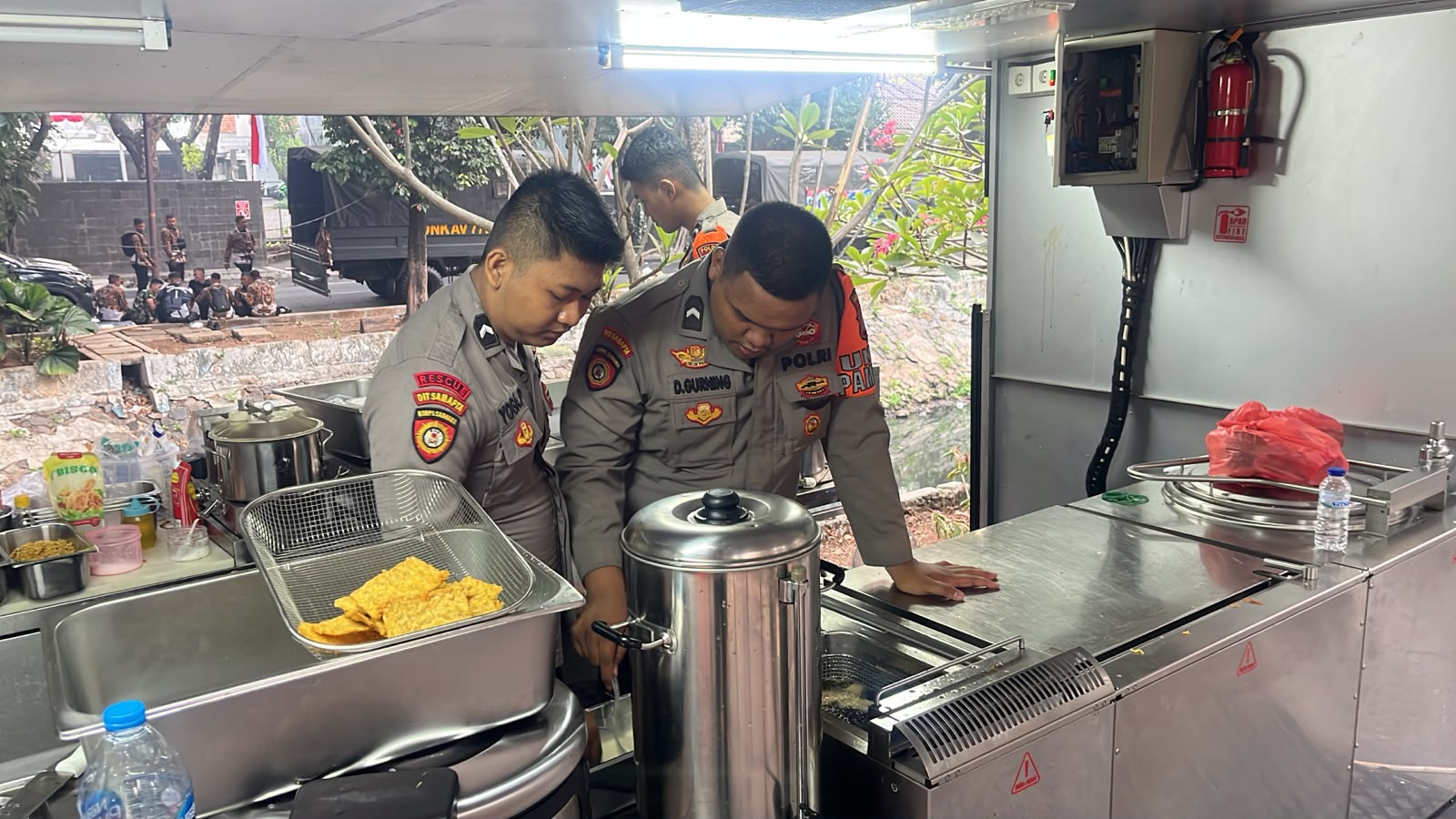 PERINGATI HUT KE-81 KEMERDEKAAN RI, DIT SAMAPTA PMJ GELAR DAPUR LAPANGAN DAN BAGIKAN MAKANAN GRATIS KEPADA MASYARAKAT