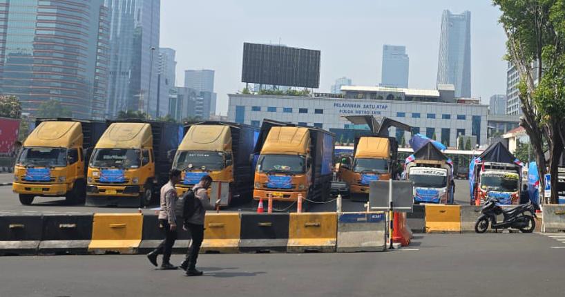 Di Hari Kemerdekaan, Polri Serentak Gerakkan 44 Truk Bantuan untuk Masyarakat Terdampak Gempa Flores