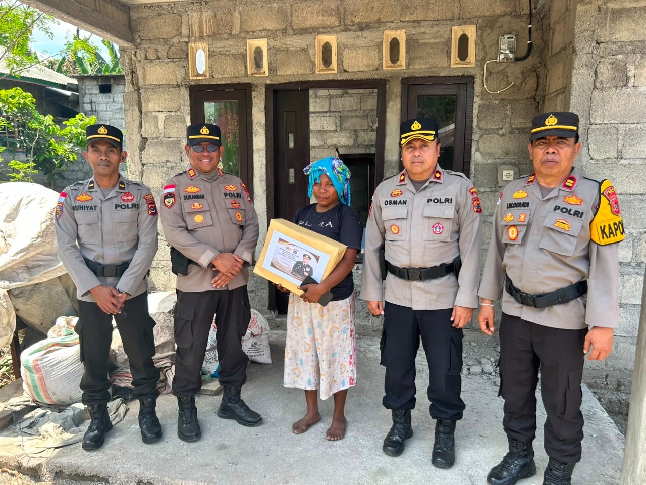 Kapolda NTT Salurkan Bantuan untuk Korban Gempa di Ngada, Polri Hadir Ringankan Beban Warga