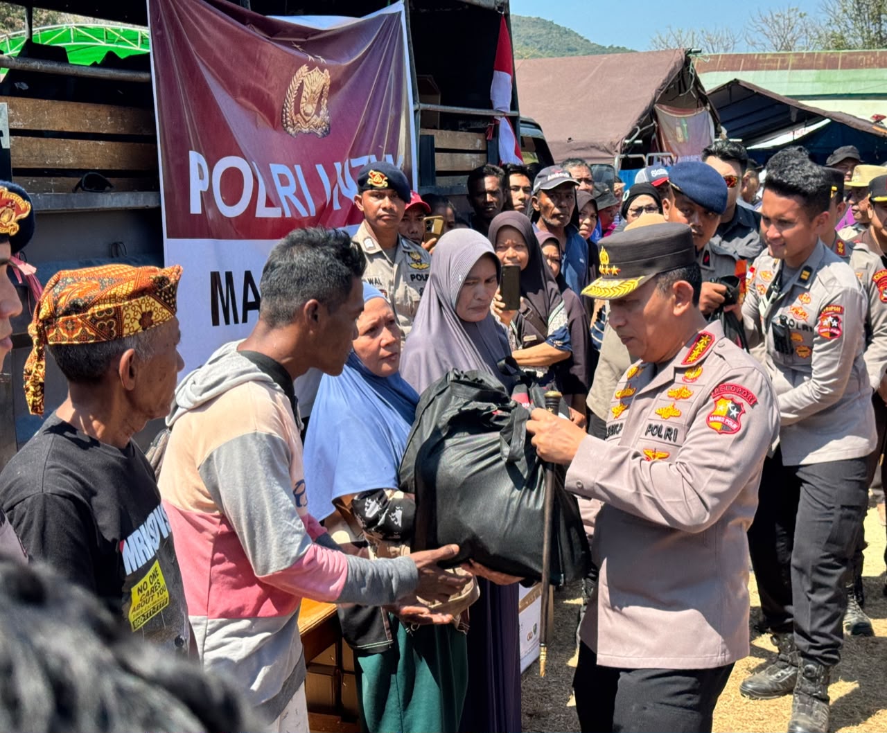 Polri Perkuat Penanganan Gempa NTT, Kapolri Tinjau Lokasi Terdampak dan Serahkan Bantuan