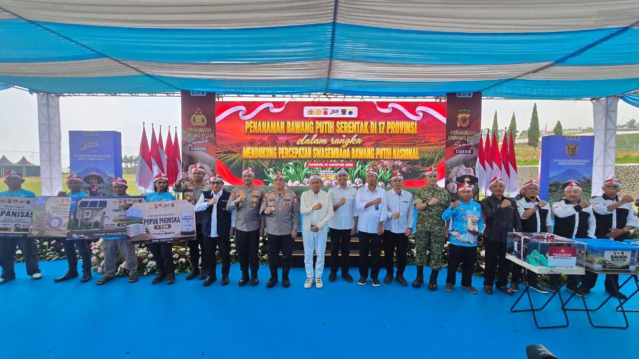 Bahagia Petani Bawang Putih Cianjur usai Terima Bansos dari Wakapolri