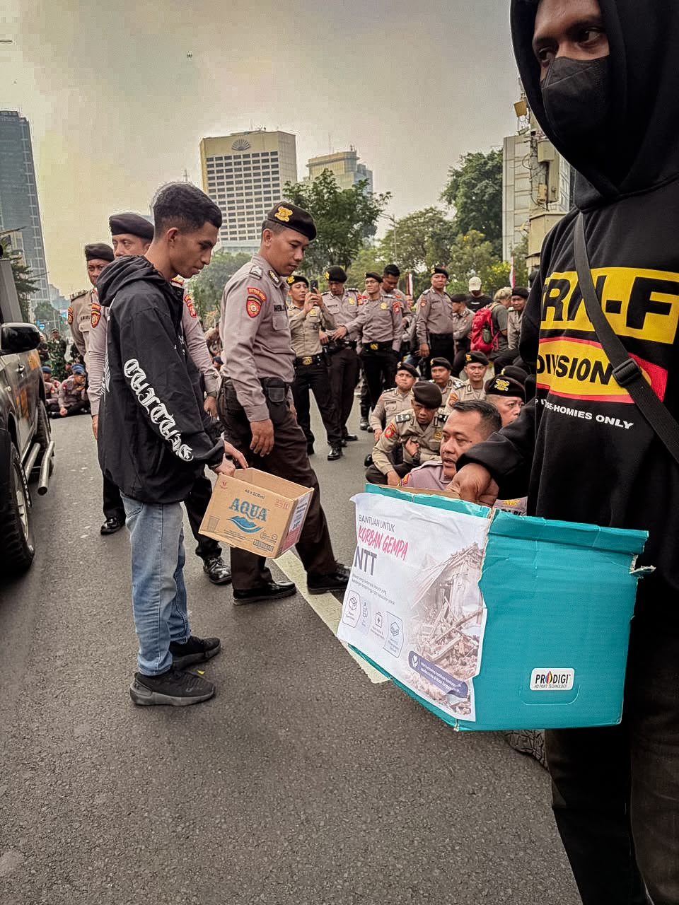 Di Tengah Aksi Mahasiswa, Warga Galang Dana untuk Korban Bencana NTT