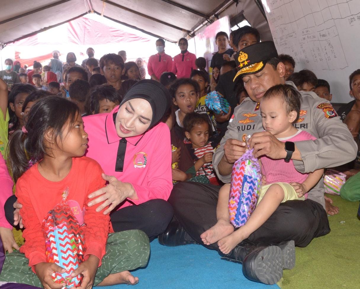 Polri Hadirkan Kepedulian, Berikan Trauma Healing bagi Pengungsi Gempa di Maumere