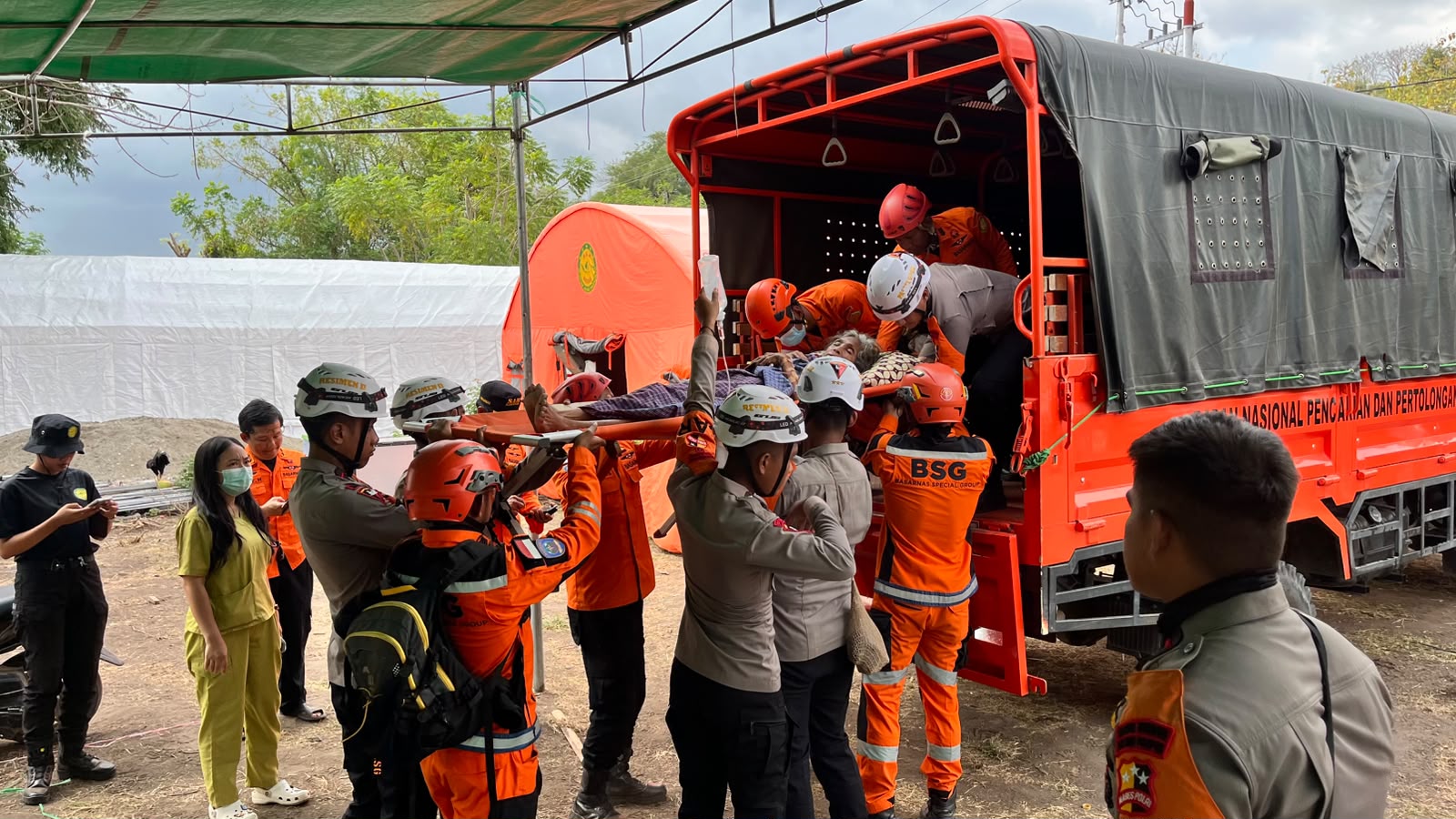 Hari Ke-4 Pascagempa, Polri Terus Bergerak: Brimob dan Bantuan Logistik Konsisten Dikirim ke NTT