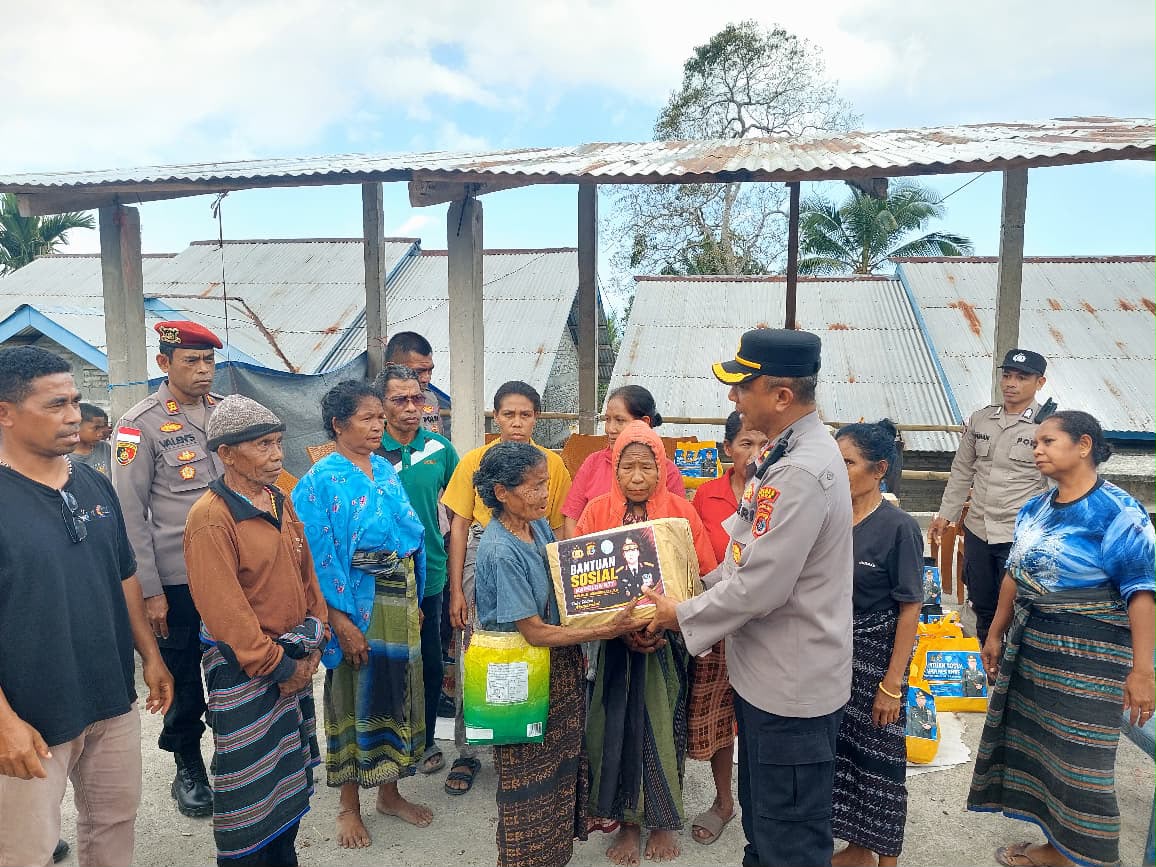 Polri Salurkan Bantuan Sosial untuk Warga Terdampak Gempa di Desa Kerirea