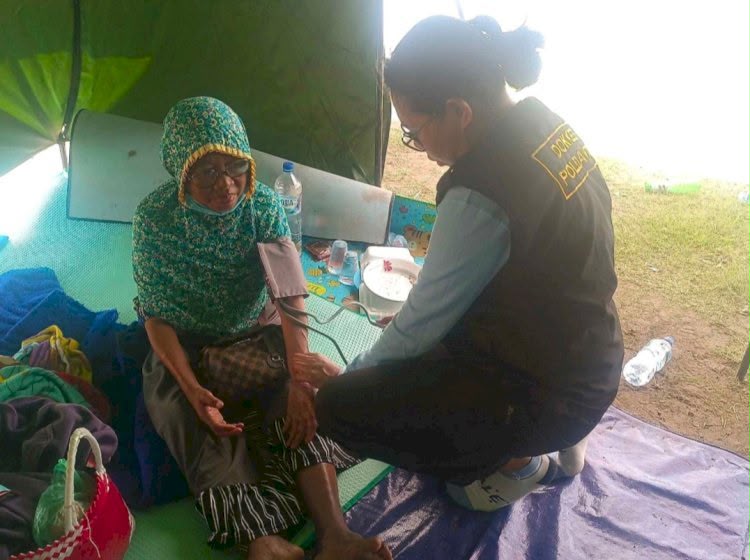 Polri Hadir di Tengah Pengungsi, Sidokkes Polres Sikka Berikan Pelayanan Kesehatan di Gelora Samador