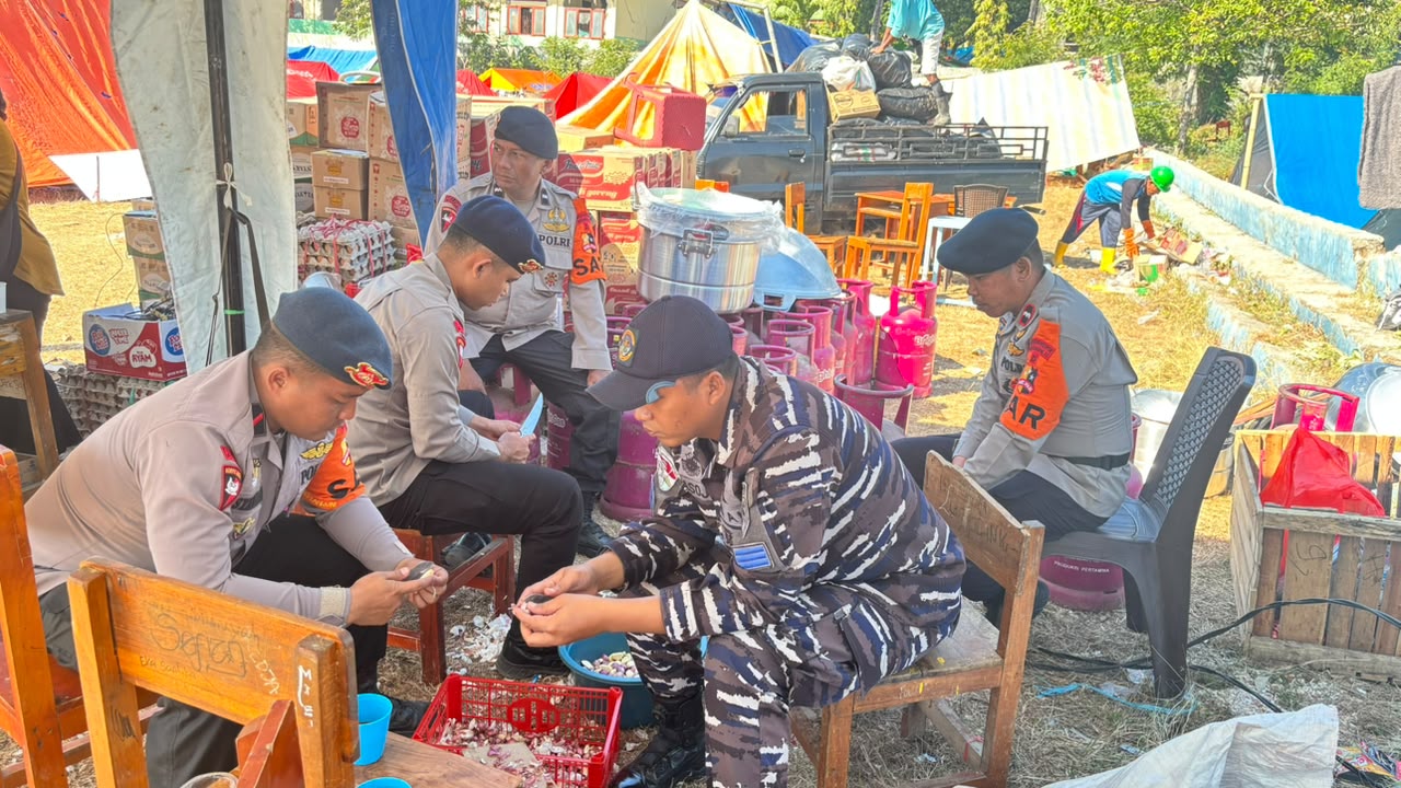 Tertimpa Batu Saat Gempa, Warga Dievakuasi Tim Kesehatan Taktis Korbrimob Polri