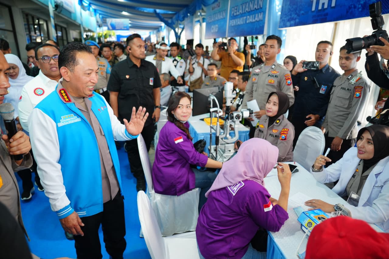KAPOLRI TINJAU BAKTIKES DI GEDUNG KSPSI JATIM, LAYANAN KESEHATAN DIHADIRKAN UNTUK PEKERJA DAN MASYARAKAT