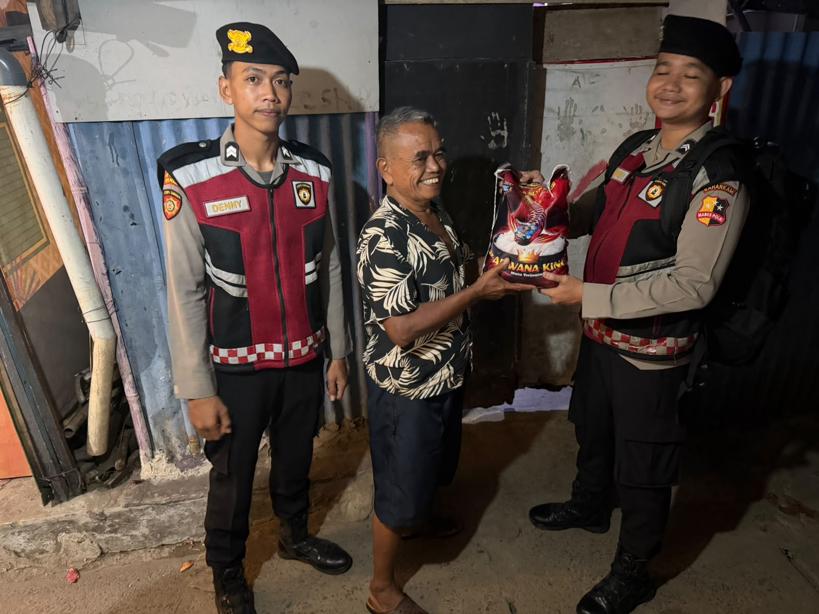 Ditsamapta Korsabhara Baharkam Polri Gelar Patroli Jalan Kaki dan Bagikan Sembako di Pengadegan