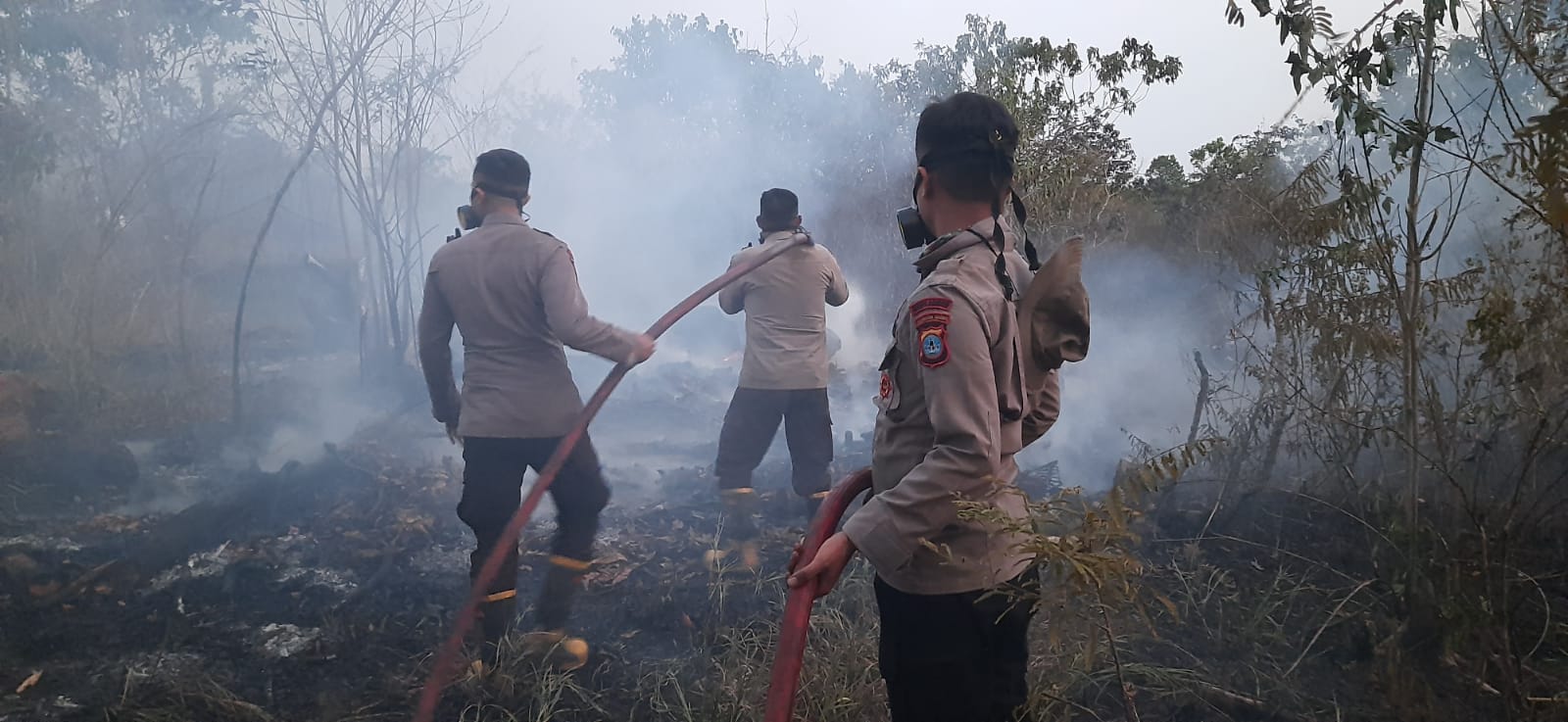 Tim Siaga Karhutla Satbrimob Polda Kalsel Konsisten Hadapi Karhutla Siang dan Malam