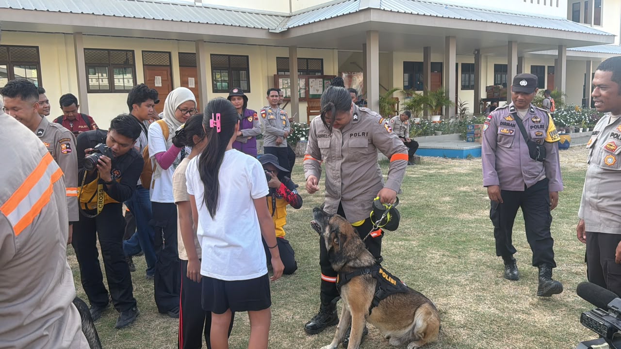 Tiba di Manggarai Barat, Tim K-9 Ditpolsatwa Bukan Hanya Mencari Korban Tapi juga hibur korban gempa NTT