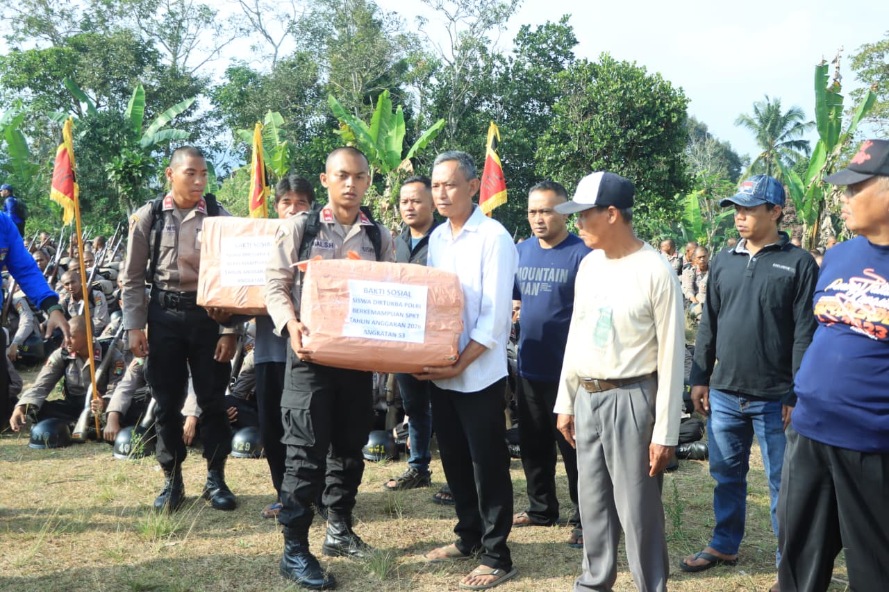 Tanamkan Nilai nilai kepedulian sosial, Siswa SPN Polda Metro Jaya melaksanakan  Bakti Sosial dilingkungan masyarakat  saat Tradisi pengambilan bendera