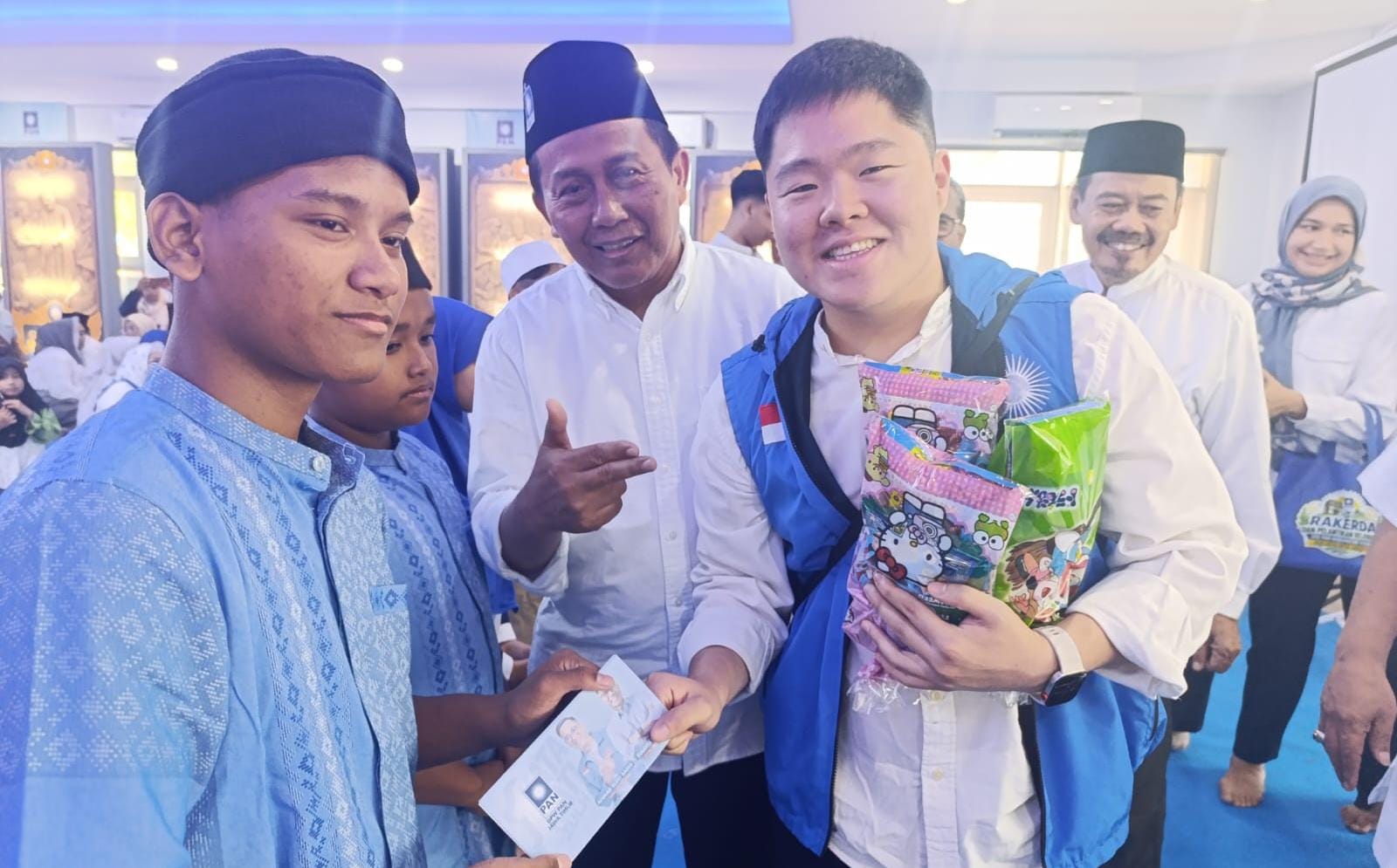 Pohon Harapan di HUT ke-28 PAN Jatim, Anak Yatim Tuliskan Doa dan Cita-Cita